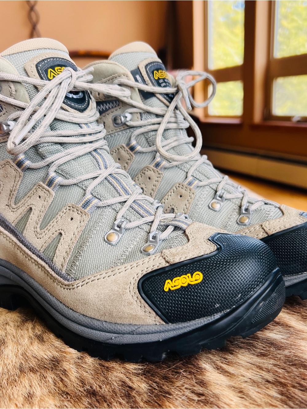 ASOLO NEUTRON LADY'S 7.5 HIKING BOOTS.  LIKE NEW CONDITION